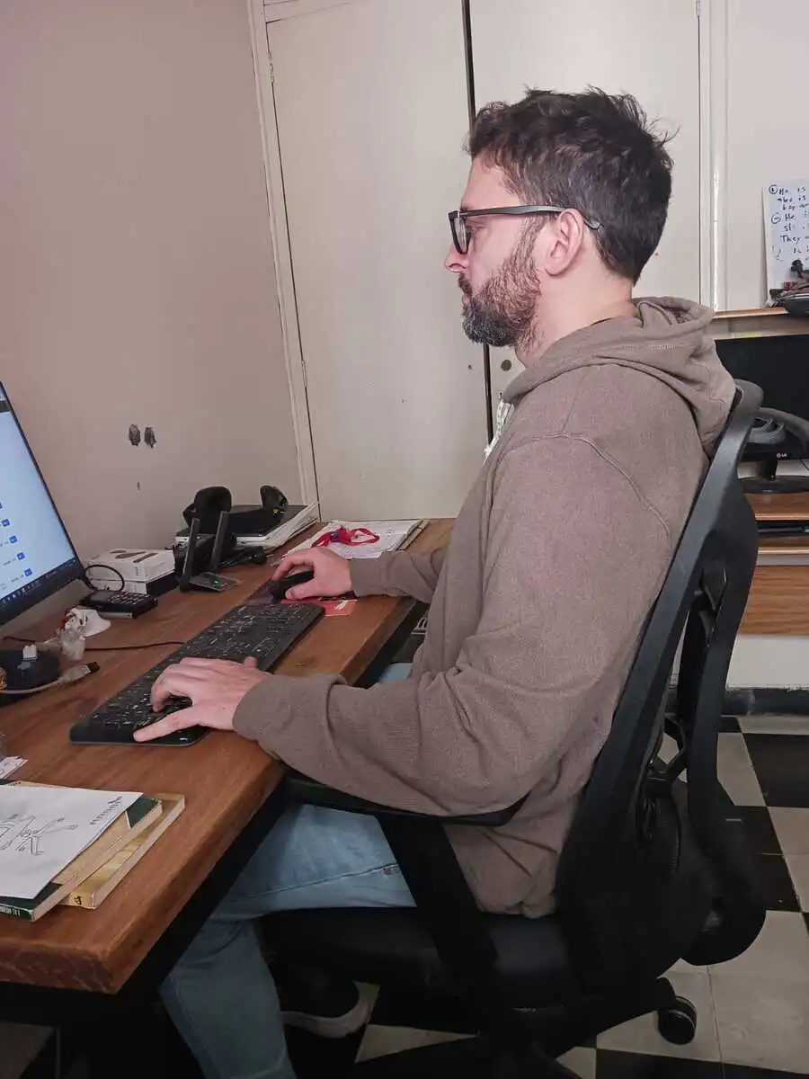 Postura correcta frente a la computadora - silla ergonomica de escritorio